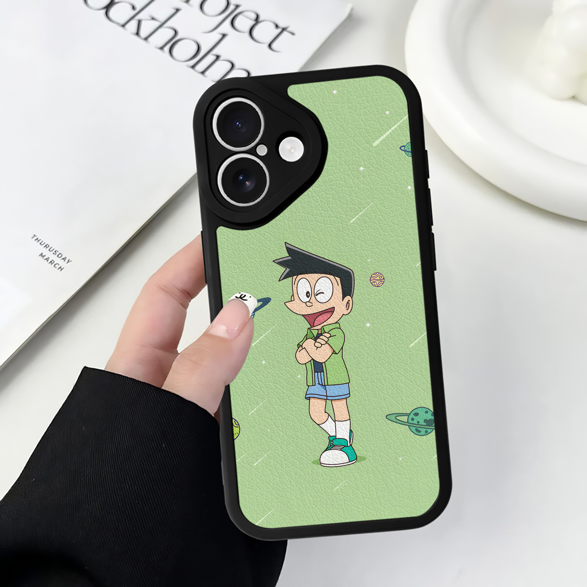 （画像用） ドラえもん Doraemon 【iPhone 16シリーズ対応】シリコンスマホケース（レザー調） 材質：シリコン